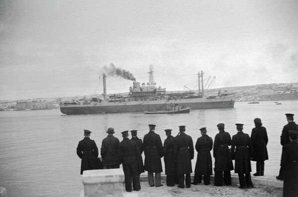 Советские моряки смотрят на американский штабной корабль, прибывший в Севастополь в дни Ялтинской конференции