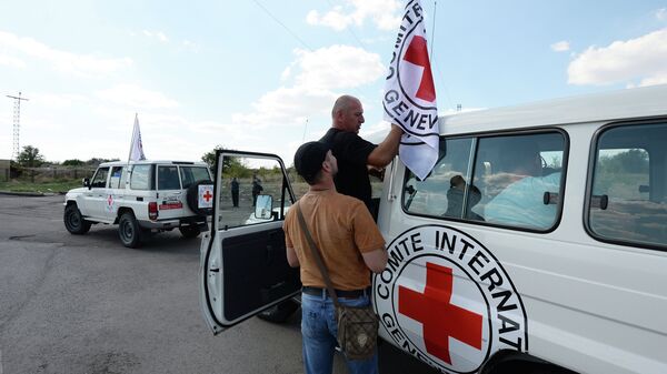 Машины Международного Красного Креста. Архивное фото