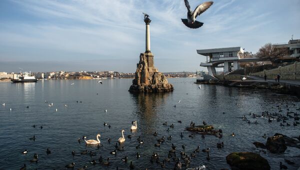 Вид на памятник Затопленным кораблям в Севастополе. Крым
