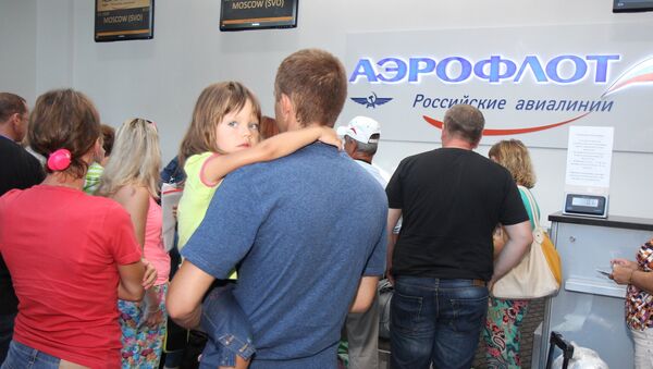 Пассажиры у стойки регистрации компании Аэрофлот в международном аэропорту Симферополь