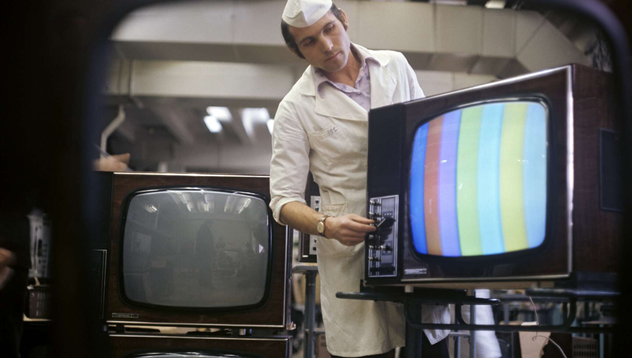 Советские телевидение 1980. Электрон 703д. Телевизор электрон 706. Цветное Телевидение. Цветной телевизор.