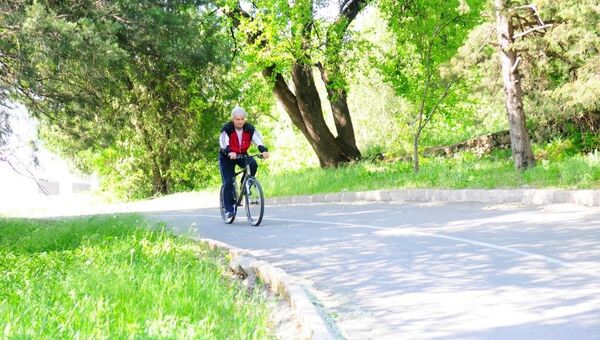Министр спорта Республики Крым Георгий Шестак на велосипеде