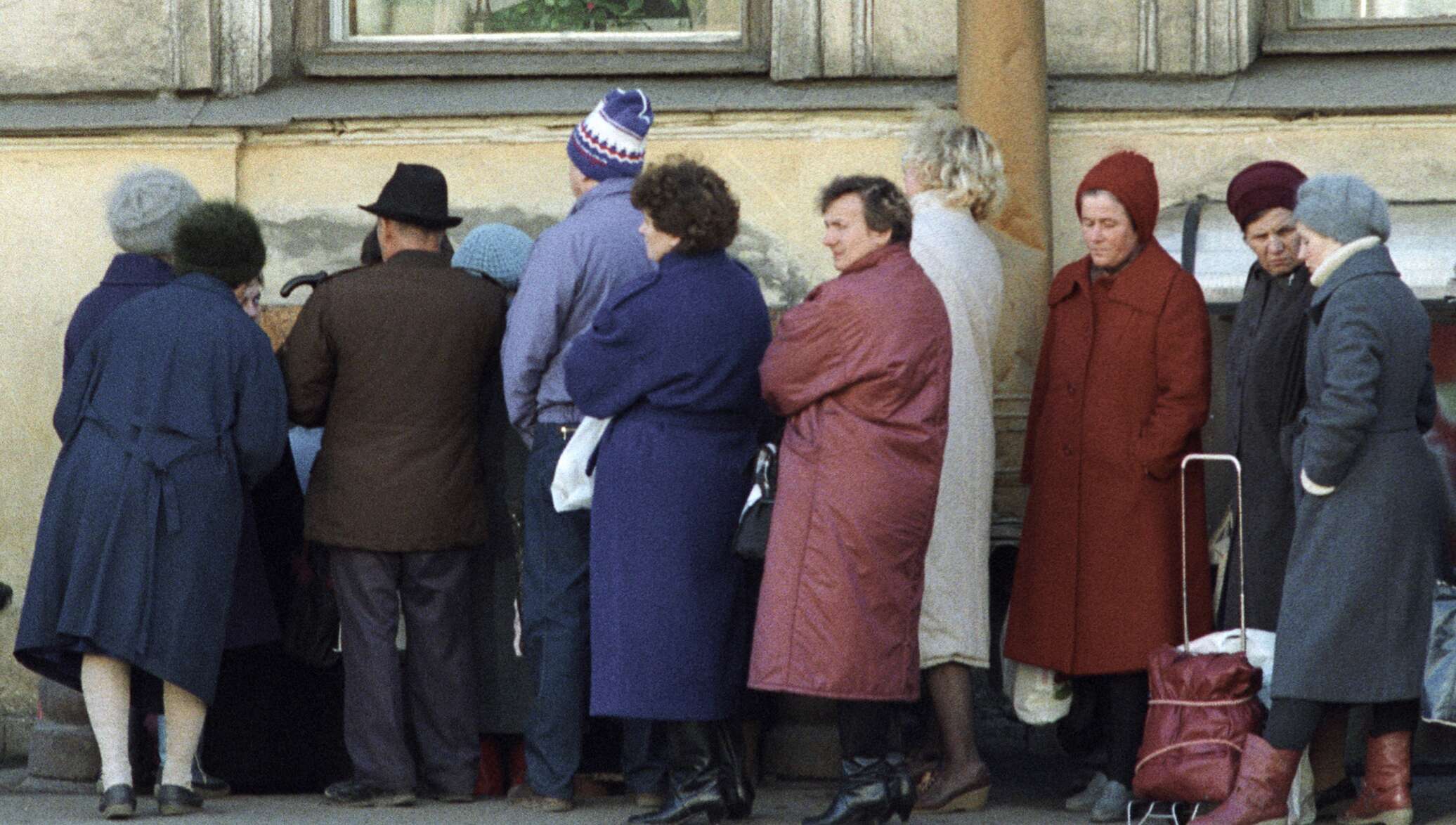 Уступают в очереди. Очередь из бабушек. Бабушки в очереди. Бабули в очереди. Бабки в очереди.