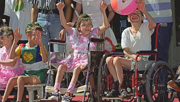 Дети-инвалиды на празднике в подмосковном поселке в Кратово
