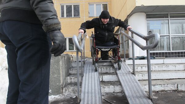 Установка первого в Московской области пандуса для инвалидов в микрорайоне Заря города Балашихи