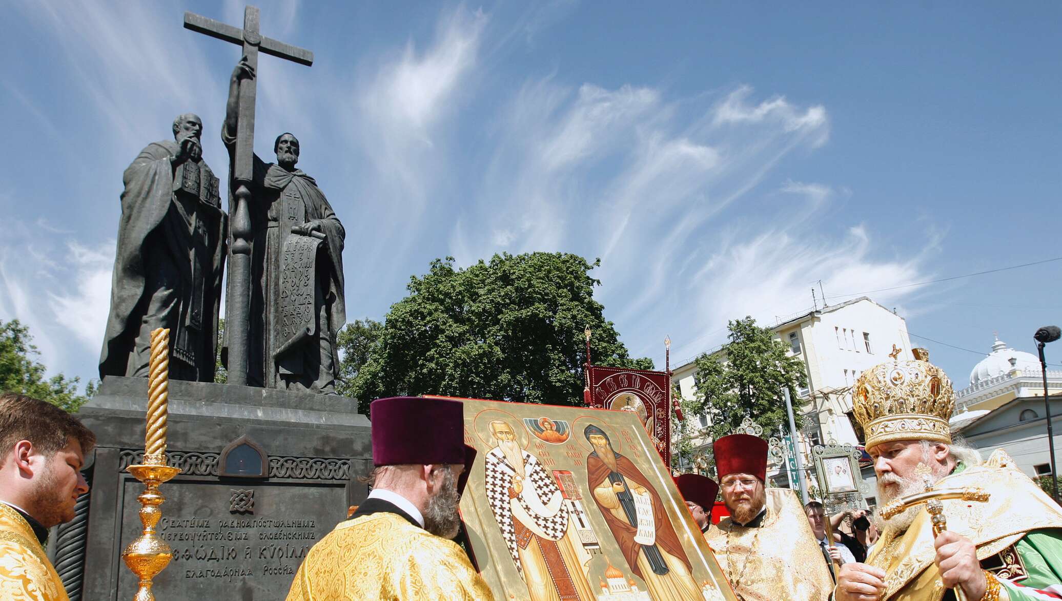 24 праздник. Памятник Кириллу и мефодию в Сургуте. День святых Кирилла и Мефодия. 24 Мая церковный праздник Кирилла и Мефодия. Праздники Чехия день Кирилла и Мефодия.