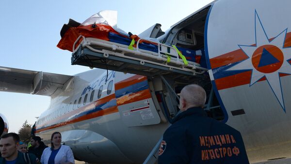 Самолет Ан-148 МЧС России осуществляет эвакуацию тяжелобольного ребенка