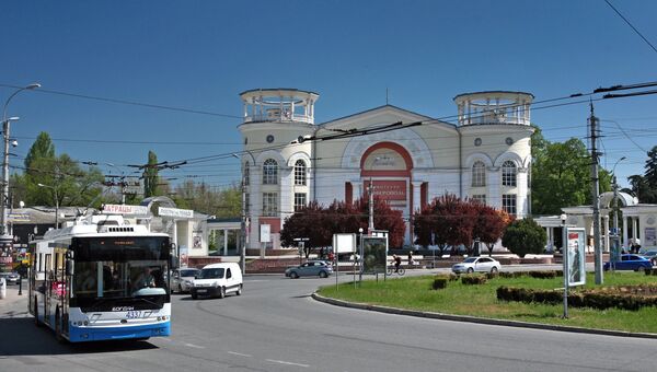Вид на кинотеатр Симферополь на площади Советская в городе Симферополе