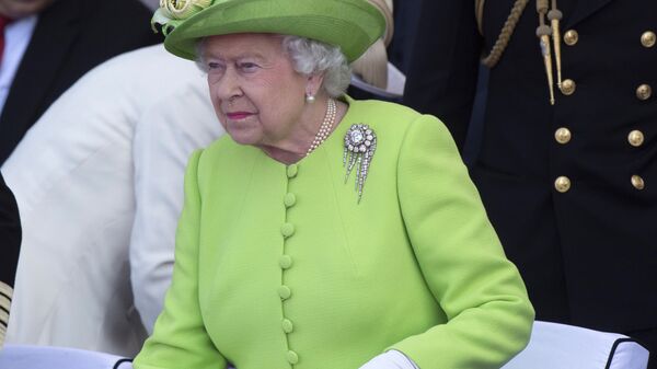 6 июня 2014. Королева Великобритании Елизавета II во время торжественной церемонии празднования 70-летия высадки союзников в Нормандии.