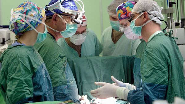 Работа врачей во время операции. Архивное фото