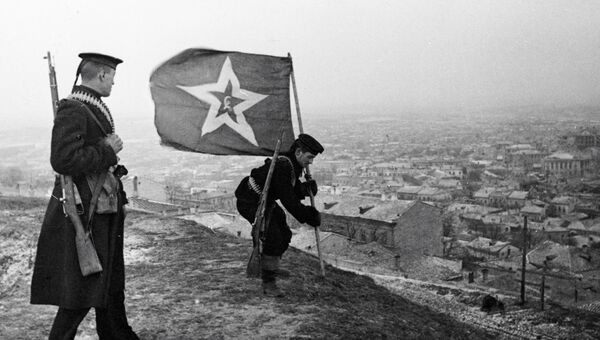 Моряки-десантники водружают знамя на горе Митридат