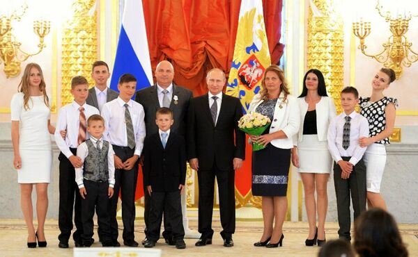 Многодетные семьи в Кремле на вручении наград. Среди них - семья Клименко из Севастополя Многодетные семьи в Кремле на вручении наград. Среди них - семья Клименко из Севастополя