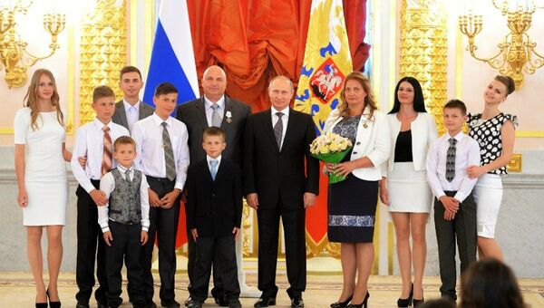 Многодетные семьи в Кремле на вручении наград. Среди них - семья Клименко из Севастополя