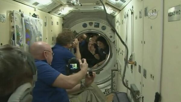 Участники экспедиции МКС попрощались с коллегами перед отправкой на Землю