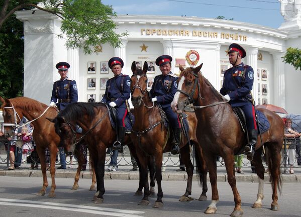 Завершение конного перехода казаков юга России в Севастополе