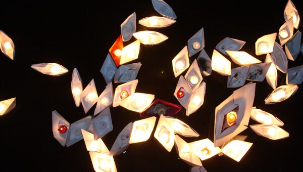 Бумажные кораблики с зажженными свечами