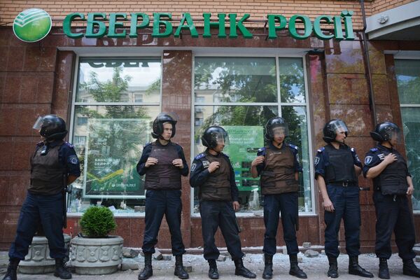 Неизвестные разгромили отделение Сбербанка России в Киеве Неизвестные разгромили отделение Сбербанка России в Киеве