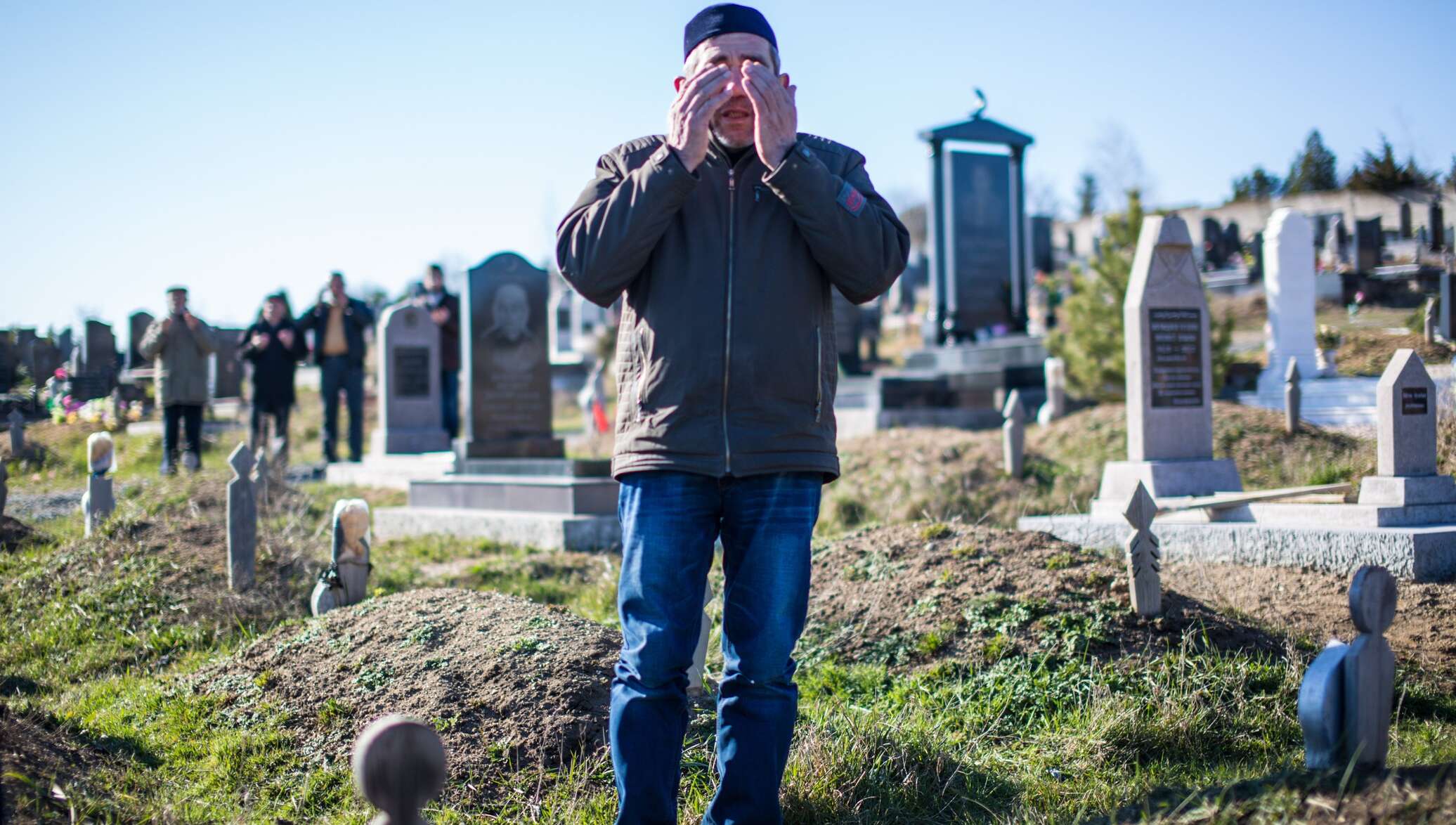 Посещают ли кладбище в воскресенье. Абдал Симферополь мусульманское кладбище. Кладбище мусульман в Казахстане. Мусульманское кладбище в Казахстане. Могилы на мусульманском кладбище.