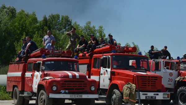 Пожарные машины и сотрудники МЧС Украины