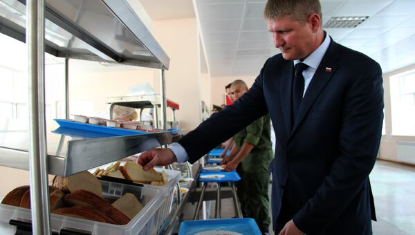 Вице-премьер РК Михаил Шеремет проверяет качество питания в пункте распределения в Симферополе