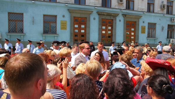 Митинг предпринимателей с Центрального рынка в Симферополе у Совмина