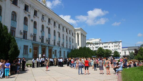 Митинг предпринимателей с Центрального рынка в Симферополе у Совмина