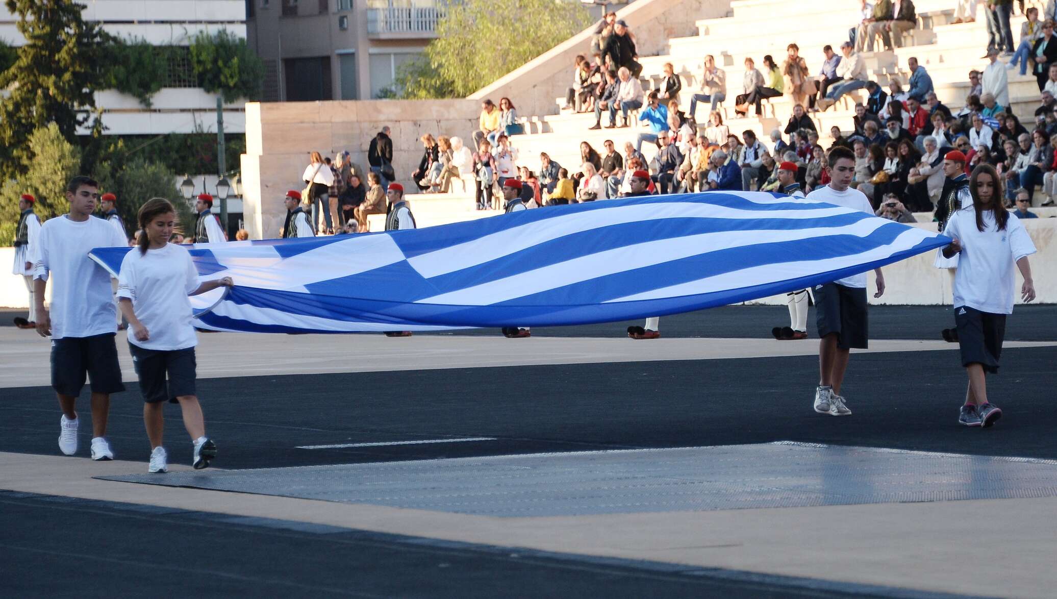 Самый большой флаг Греции. Вынос флага лежа. Греция из Кыргызстана. Неожиданный вынос флага мероприятия.