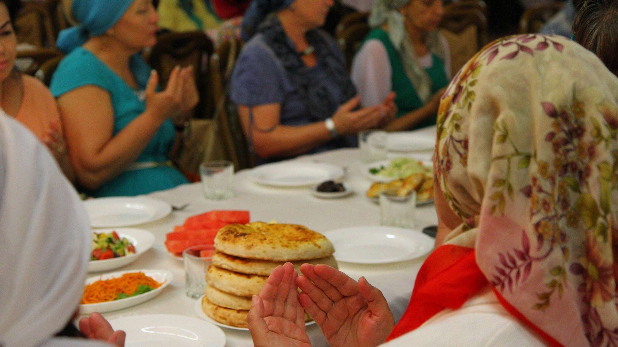 Ифтар республиканском мечети махачкала. Ифтар в кафе москва. Ифтар махачкала мечеть. Ифтар нурсултан. Шатер рамадана.