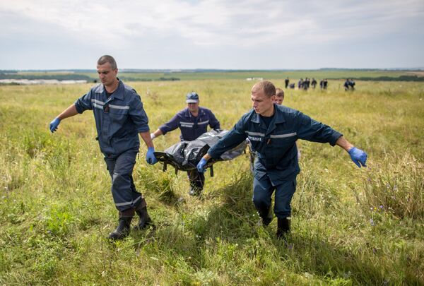 Сбор тел погибших на месте крушения малайзийского лайнера Boeing 777 в районе Шахтерска Сбор тел погибших на месте крушения малайзийского лайнера Boeing 777 в районе Шахтерска