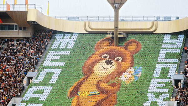 Олимпийский медвеженок на открытии Олимпиады-80 в Москве. Архив