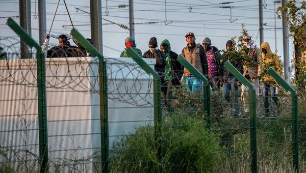 Мигранты возле Евротоннеля