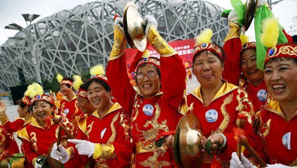 Китайцы у национального стадиона в Пекине