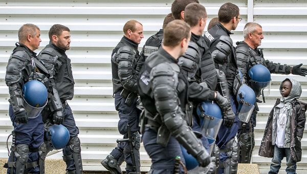 Французские полицейские в лагере мигрантов