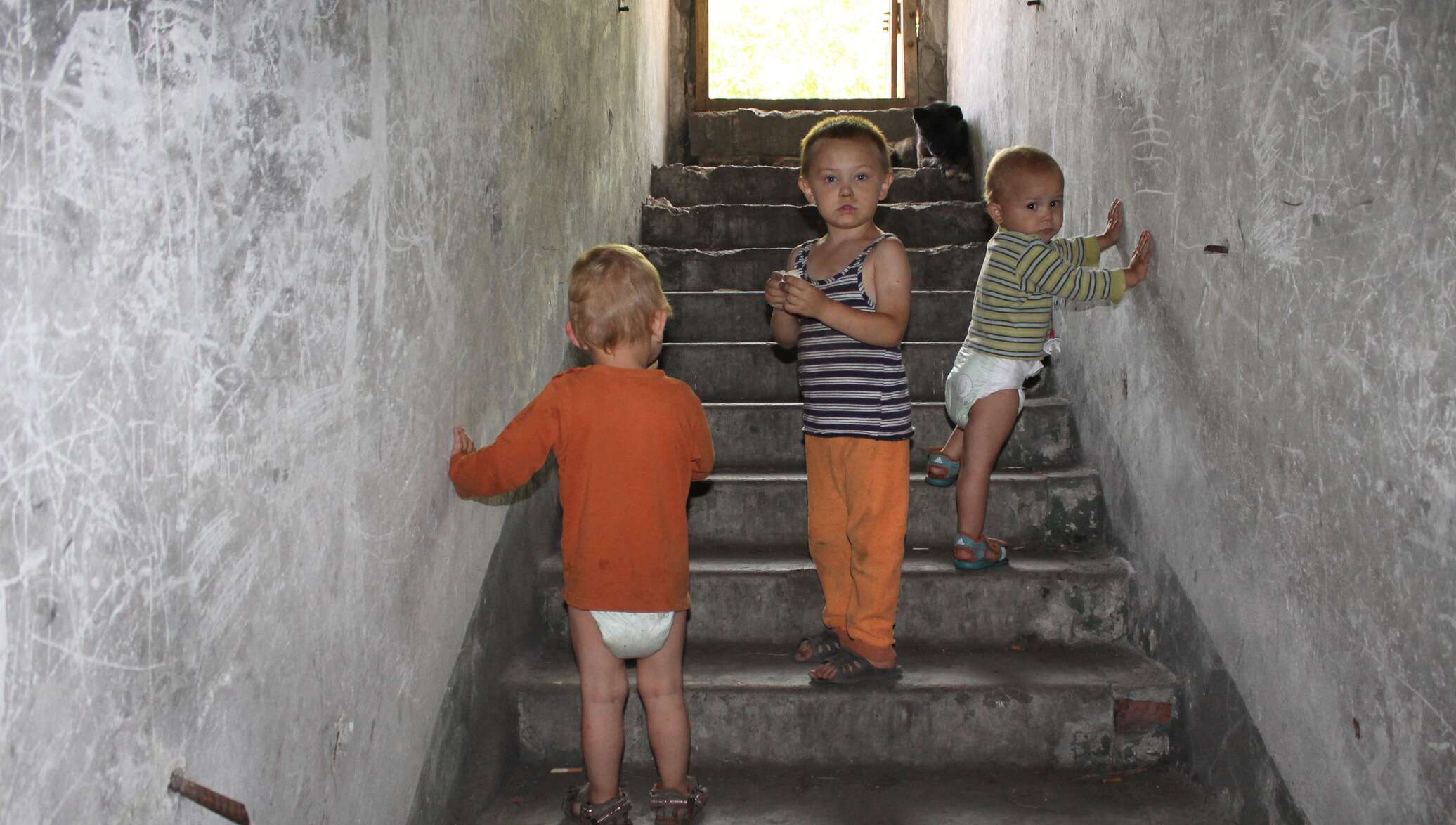Дети донбасса в подвале. Донбас в подвалах Донбасс дети 2014. ДЕТИДОНБАССА В пожвалах.