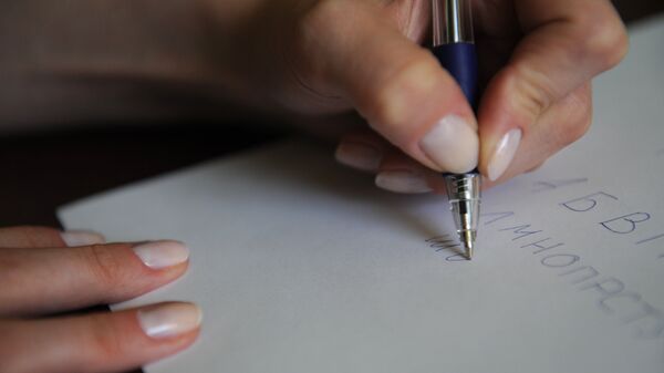 Женщина пишет левой рукой. Архивное фото
