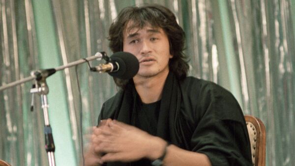 Черный был любимым цветом певца. Уже после смерти Цоя, в декабре 1990-го, вышел последний сборник его песен, получивший символическое название Черный альбом, с соответствующим оформлением обложки. Черный был любимым цветом певца. Уже после смерти Цоя, в декабре 1990-го, вышел последний сборник его песен, получивший символическое название Черный альбом, с соответствующим оформлением обложки.