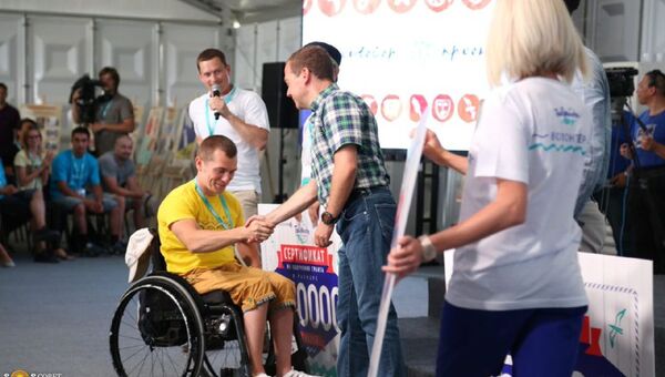 Медведев вручает правительственные гранты победителям конкурса проектов на всероссийском  молодежном форуме Таврида