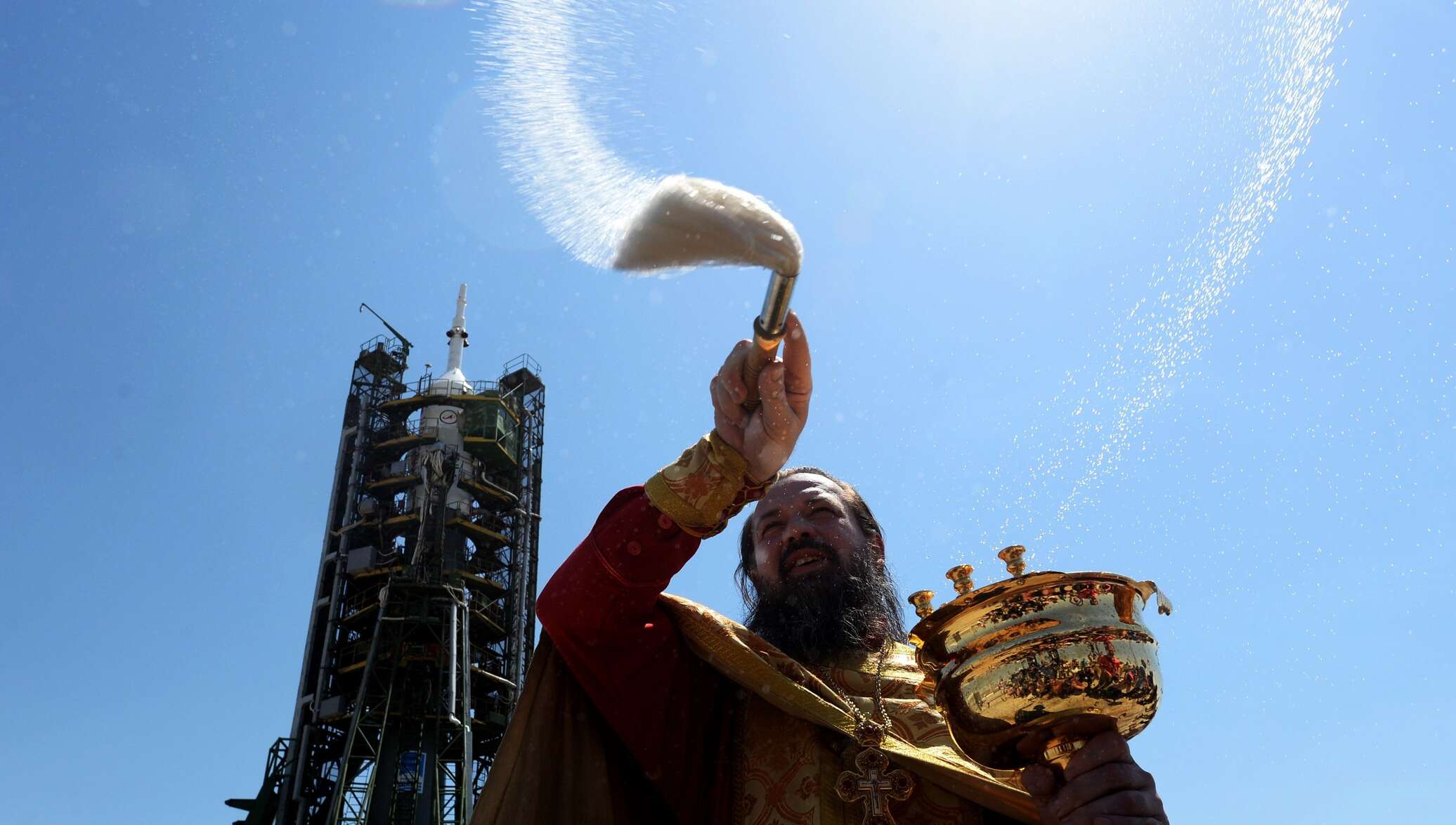 Окропление святой водой. Освящают ракету. Патриарх освящает ракеты. Поливает Святой водой.