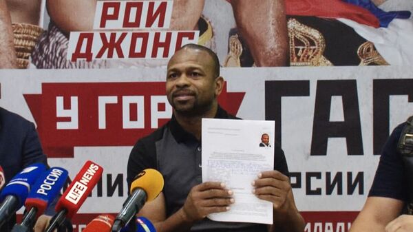 Джонс написал заявление на получение паспорта РФ перед журналистами в Ялте Джонс написал заявление на получение паспорта РФ перед журналистами в Ялте