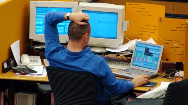 Мужчина во время работы за компьютером
