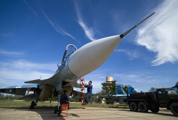 Тренировочные полеты летчиков палубной авиации на тренажере Нитка в Крыму