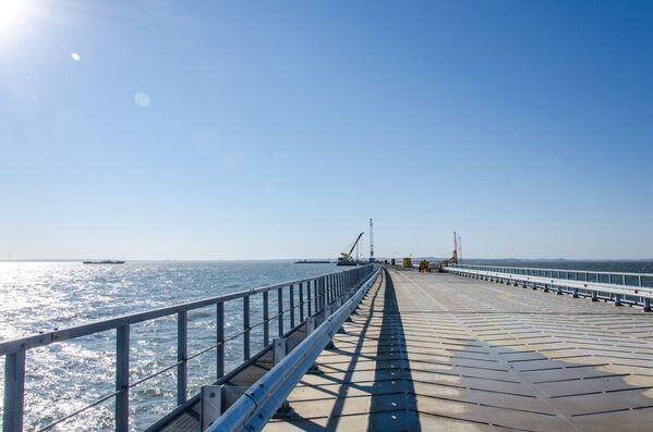 Строительство временного моста в Керченском проливе
