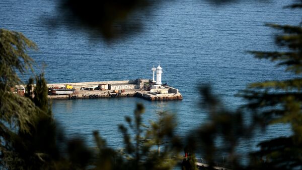 Маяк на берегу моря в Крыму