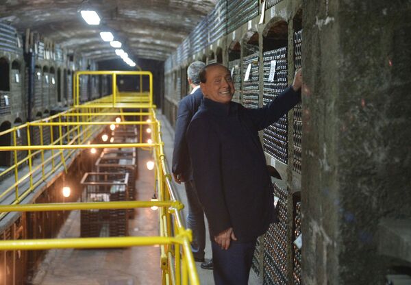 Бывшим итальянский премьер Сильвио Берлускони вместе с президентом России Владимиром Путиным посетил главный подвал в объединении Массандра