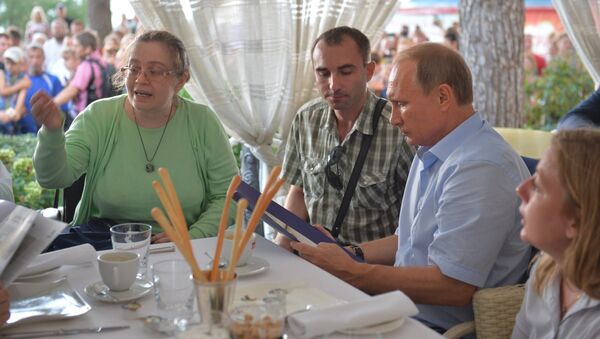 Президент России Владимир Путин (второй справа) общается с представительницей региональной общественной организации сообщества итальянцев в Керчи (итальянской общины Черкио)