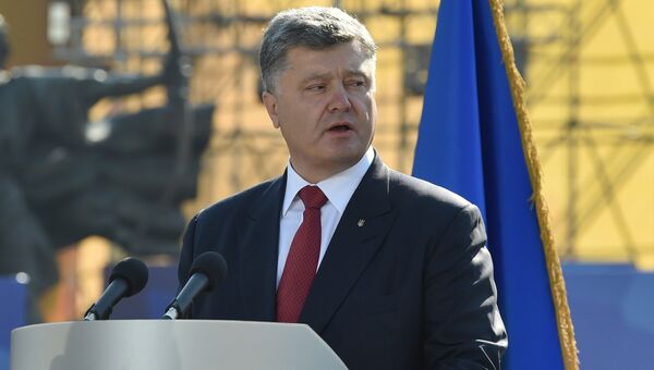 Президент Украины Петр Порошенко выступает в ходе марша в честь Дня Независимости в Киеве.