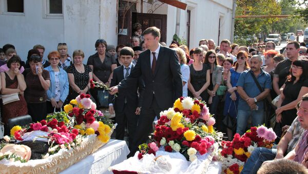 Заур Смирнов на церемонии прощания по погибшим медикам скорой
