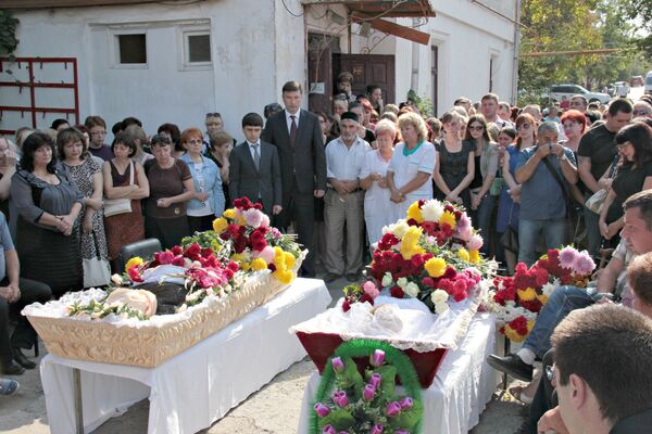 Прощание с расстрелянными медиками в Симферополе