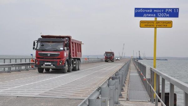 Рабочий мост до острова Тузла, который будет использоваться как временный при строительстве Керченского моста
