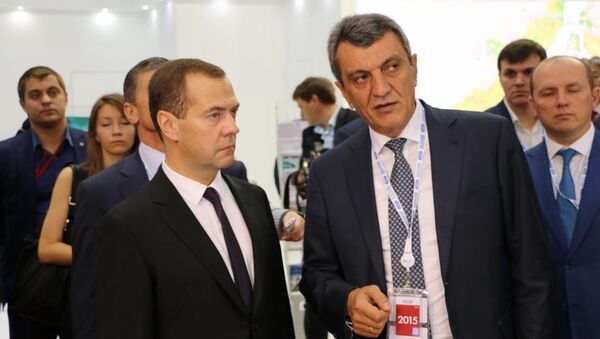 Премьер министр РФ Дмитрий Медведев и губернатор Севастополя Сергей Меняйло на инвестиционном форуме в Сочи